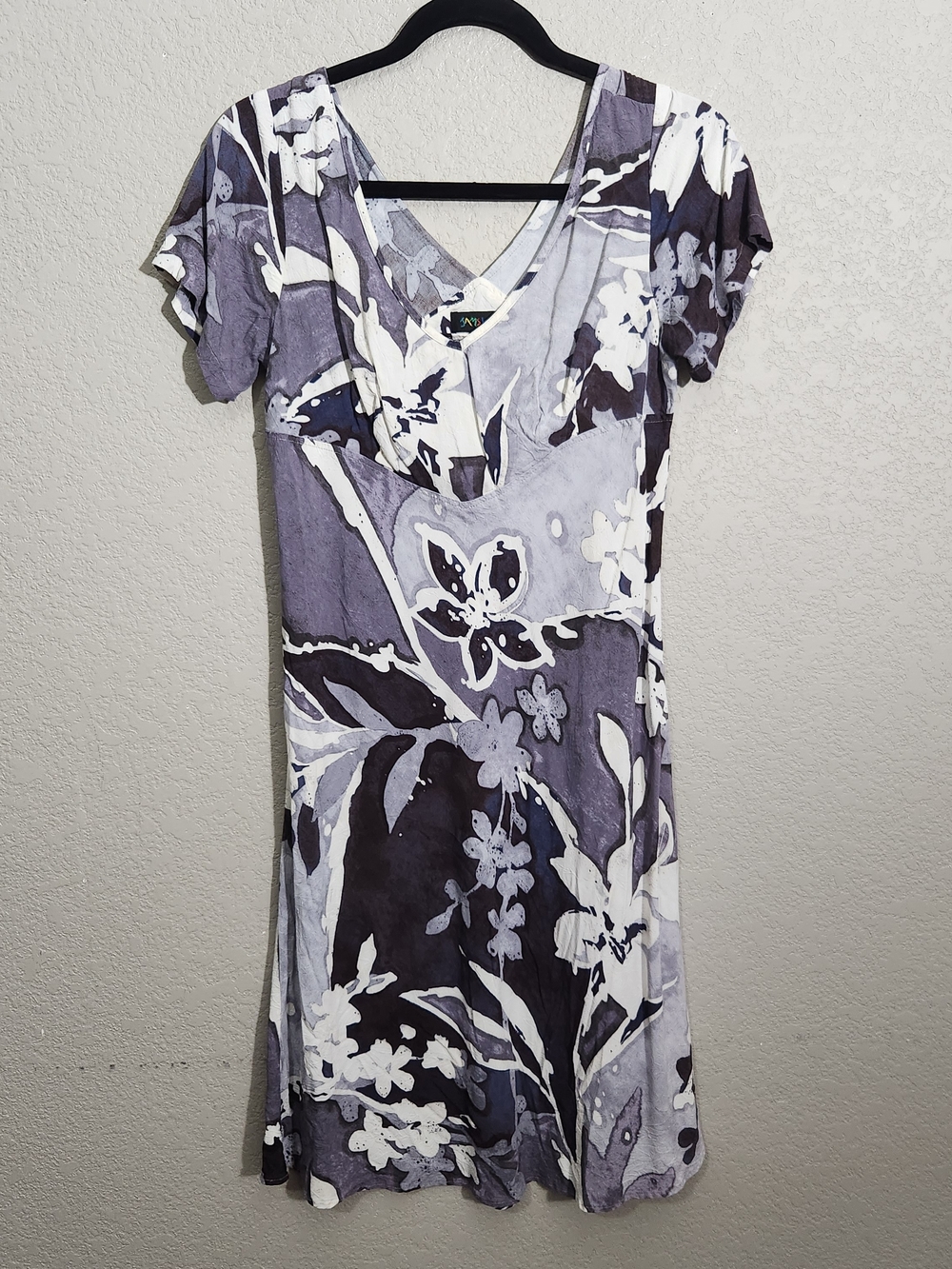 Floral V-Neck Short Sleeve Dress in Gray and White
